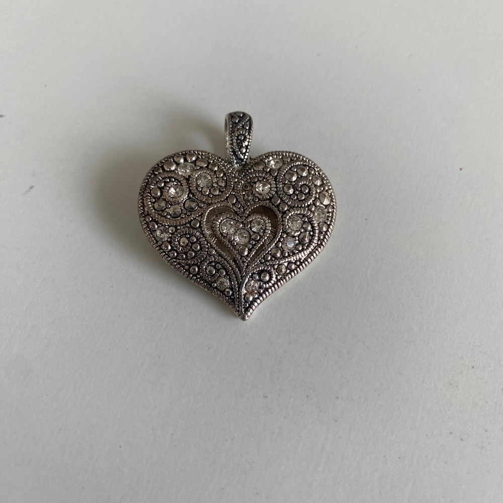 Heart pendent set in silver